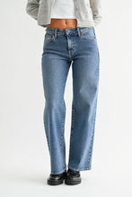 Load image into Gallery viewer, midrise slim wide leg jean