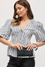 Load image into Gallery viewer, v quilt clutch