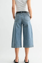 Load image into Gallery viewer, side seam wide capri jean