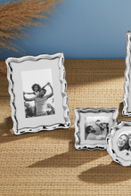 Load image into Gallery viewer, 4x6 wavy metal frame
