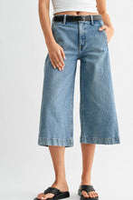 Load image into Gallery viewer, side seam wide capri jean