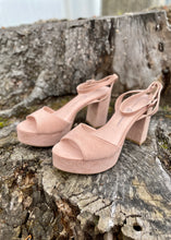 Load image into Gallery viewer, platform sueded sandal