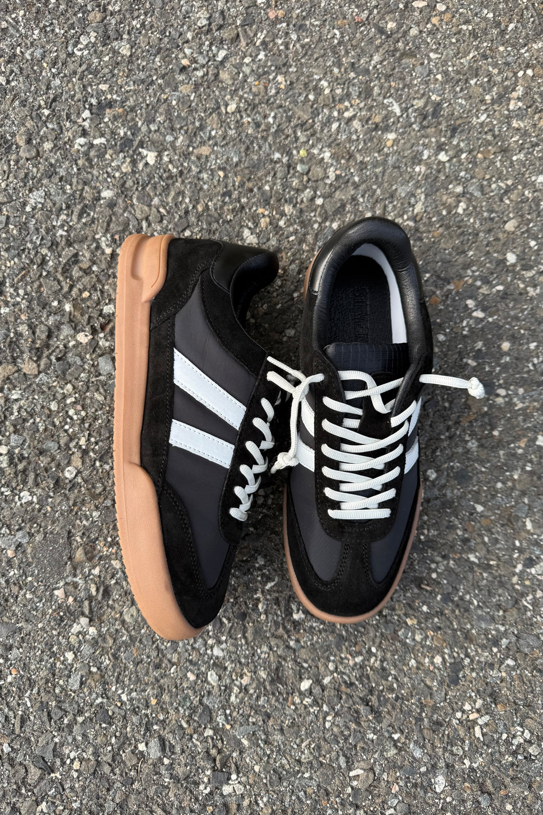 low top stripe sneaker