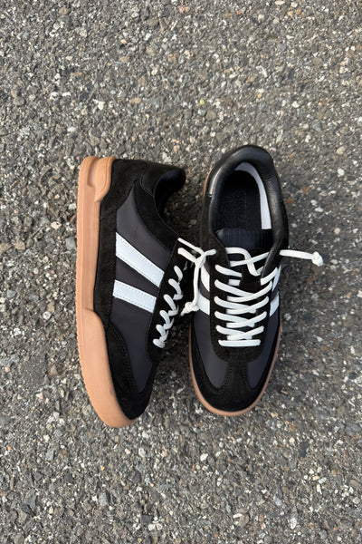 low top stripe sneaker
