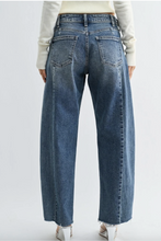 Load image into Gallery viewer, Seamed Barrel Two Tone Jean
