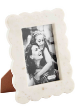 Load image into Gallery viewer, scallop marble frame 4x6
