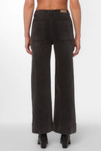 Load image into Gallery viewer, hirise rleaxed front pocket jean
