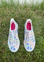 Load image into Gallery viewer, tween girls slip on sneaker - floral
