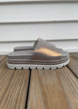 Load image into Gallery viewer, metallic footbed slide sandal
