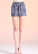 Load image into Gallery viewer, women filigree print pocket shorts
