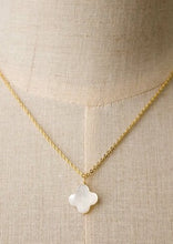Load image into Gallery viewer, mop clover necklace
