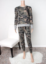 Load image into Gallery viewer, puff sleeve top - camo
