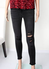 Load image into Gallery viewer, midrise distressed crop skinny jean
