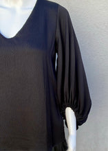 Load image into Gallery viewer, v-neck 3/4 sleeve hammered blouse
