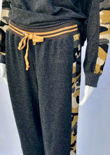 Load image into Gallery viewer, side camo stripe sweatpant
