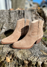 Load image into Gallery viewer, women suede western bootie

