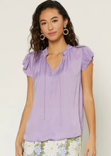Load image into Gallery viewer, v-neck pleat short sleeve blouse
