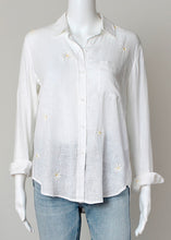 Load image into Gallery viewer, embroidered daisy shirt
