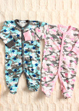 Load image into Gallery viewer, long sleeve footsie-camo hearts
