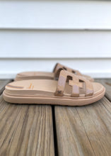 Load image into Gallery viewer, women patent footbed slide sandal

