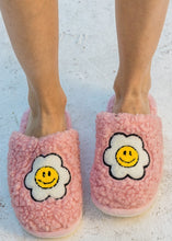 Load image into Gallery viewer, women sherpa daisy slippers
